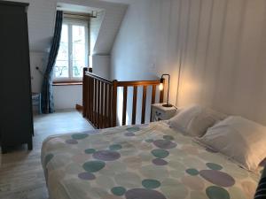 
a bedroom with a bed and a window at Les Transats Chambre et appartements vue mer in Barfleur
