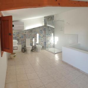 a bathroom with two toilets and a glass wall at A Casa Tunna in Pachino