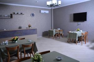 Televiisor ja/või meelelahutuskeskus majutusasutuses Global Hotel Baku