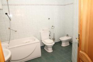 Apartman Goražde في Goražde: حمام مع مرحاض وحوض استحمام ومغسلة