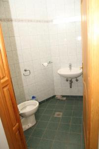 Apartman Goražde في Goražde: حمام مع مرحاض ومغسلة