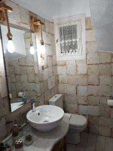 A bathroom at Violetta Rooms