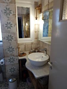 A bathroom at Violetta Rooms