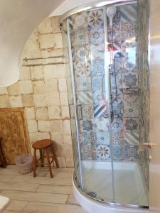 A bathroom at Violetta Rooms