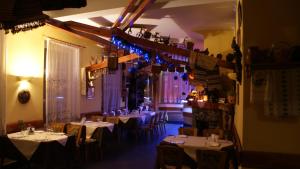 Reštaurácia alebo iné gastronomické zariadenie v ubytovaní Hotel Zorepad
