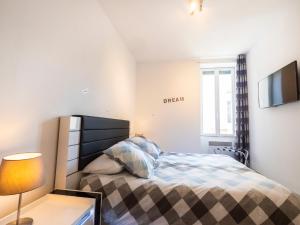 een slaapkamer met een bed en een tafel met een lamp bij *DOLCE NIMES - T2 STANDING - CLIM * in Nîmes
