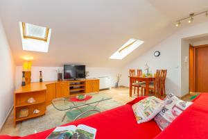 TV a/nebo společenská místnost v ubytování Apartments Mondo