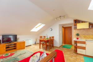 TV a/nebo společenská místnost v ubytování Apartments Mondo
