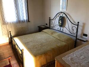 a bedroom with two twin beds and a window at B&B Da Cleto in Gemmano