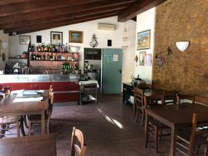 ein Restaurant mit Tischen und Stühlen und eine Bar in der Unterkunft B&B Da Cleto in Gemmano