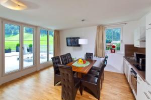 a kitchen and dining room with a table and chairs at Apart Mountain Lodge Mayrhofen in Mayrhofen