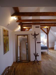 um quarto com uma cruz no meio de um quarto em Haus Vincent Stralsund em Stralsund