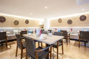 a dining room with a table and chairs at Grupotel Maritimo in Port d'Alcudia