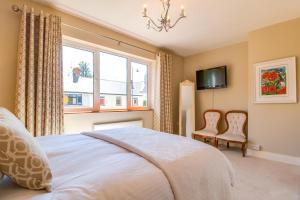 A bed or beds in a room at Liosderrig House B&B