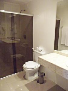 Ett badrum på Apart Hotel Acrópolis