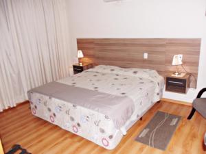 Säng eller sängar i ett rum på Apart Hotel Acrópolis