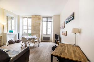 a living room with a couch and a table at alsace in Bordeaux