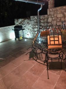 - deux chaises et une table sur la terrasse dans l'établissement Au mazet de Carmélina, à Paradou