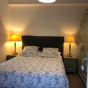um quarto com uma cama com 2 candeeiros em ambos os lados em Bordeaux Village Blaye em Blaye