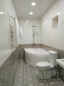 Un baño con bañera, inodoro y lavabo. en Shahriston - Hotel Khiva, en Khiva