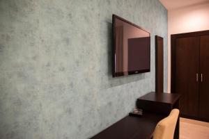 TV a/nebo společenská místnost v ubytování Hotel El Mesón