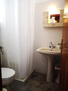 Ett badrum på Nikoli Apartments