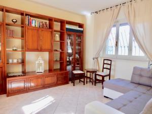 een woonkamer met een bank en een tafel bij Villa La Palma in Camaiore