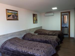 um quarto de hotel com duas camas num quarto em 100% Flats em Gramado