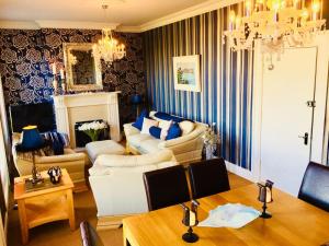 Posezení v ubytování Luxury Lakeside Living Broadview 1 Georgian House
