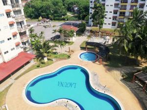 O vedere a piscinei de la sau din apropiere de Cozy Homestay @ Teluk Kemang - Laguna Resort