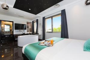 een slaapkamer met een bed en een badkamer met een bad bij JC Hotel in Rome