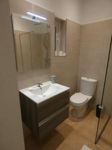 een badkamer met een wastafel en een toilet bij Zekka Studio in Valletta
