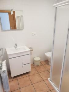 uma casa de banho com um lavatório e um WC em Casa da Ponte em Ferreira