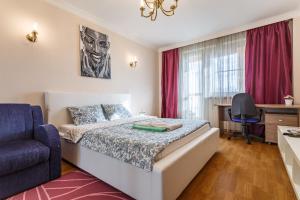 モスクワにあるFortEstate Apartment Vorontsovskiy Parkのベッドルーム1室(ベッド1台、デスク、椅子付)