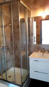 La salle de bains est pourvue d'une douche et d'un lavabo. dans l'établissement Hotel Restaurant L'Escale, au Grau-dʼAgde
