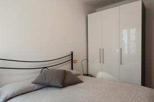 - une chambre avec un lit et une porte en verre dans l'établissement PadovaResidence Apartments - tra Piazza delle Erbe e il Duomo, à Padoue