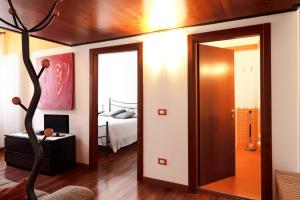 een kamer met een deur naar een slaapkamer bij PadovaResidence Apartments - tra Piazza delle Erbe e il Duomo in Padua