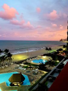 desde el balcón de un complejo con vistas a la playa en Suite Golden Beach Frente Mar, en Recife