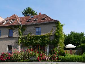 Κήπος έξω από το Haus Vincent Stralsund Ferienwohnungen mit eigenen Parkplätzen