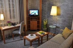 A television and/or entertainment centre at Hotel Eggers Hamburg