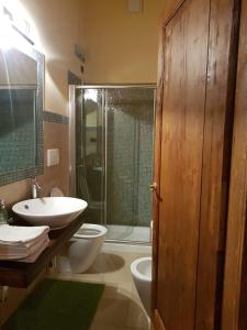 y baño con lavabo, aseo y ducha. en Agriturismo I Marzemini, en Legnaro