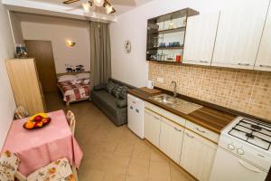 Kuchyň nebo kuchyňský kout v ubytování Apartments Magla with Terrace