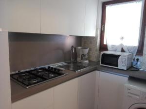 シルミオーネにあるCasa Vacanza Clavelのキッチン(コンロ、電子レンジ付)
