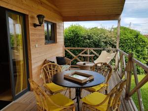 d'une terrasse avec une table et des chaises. dans l'établissement Les Pilotis Du Cognac, à Bourg-Charente