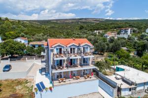 vista aerea di un edificio con piscina di Villa SAN Apartments a Tivat