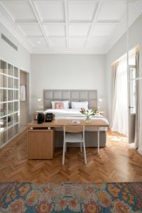 Un dormitorio con una cama y un escritorio con flores. en COCO-MAT Athens Jumelle en Atenas