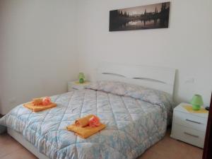 una camera da letto con un letto e due asciugamani di Casa Vacanza Clavel a Sirmione