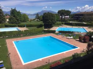- une vue de tête sur deux piscines dans l'établissement Casa Palazzo, à Desenzano del Garda