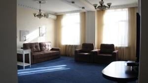 モスクワにあるSouvenir Apartments on Tverskayaのリビングルーム(ソファ、椅子2脚、テーブル付)