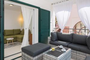 een woonkamer met een bank en een tafel bij Villa Basic in Sevid